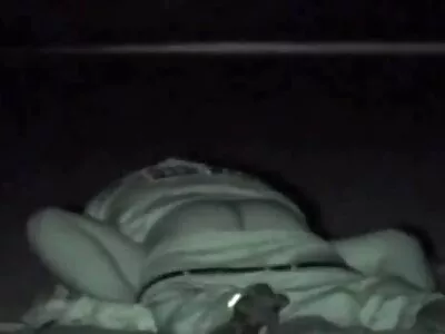 Une fille à la chatte brune se détend avec un chauffeur porno arabice de taxi