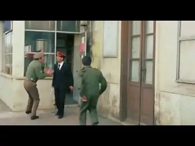Les filles font de leur mieux pour baiser le film porno marocain les uns les autres.