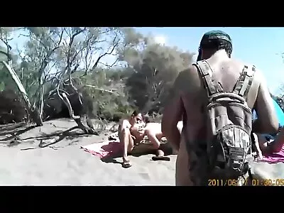 Un mec avec sa bite pousse film poro arabe fermement la fille dans tous les trous