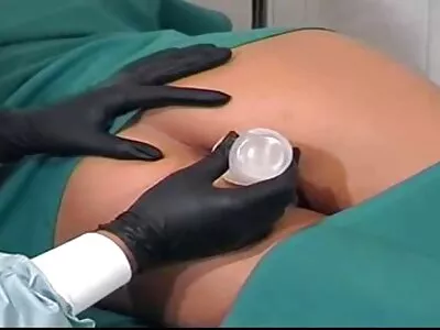 Avec l'aide de sa bouche qui travaille, elle amène la bite à films xxx arabe l'orgasme