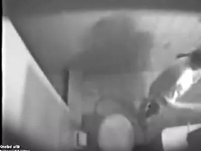 Un homme tire activement dans la gorge film nik arab après un rapport sexuel.