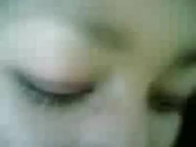 Un sex pornos arab homme dégoûtant en jupe baise une femme en s'embrassant alternativement