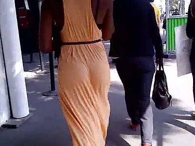 Belle femme assise sur la bite d'un porno fananat homme bien
