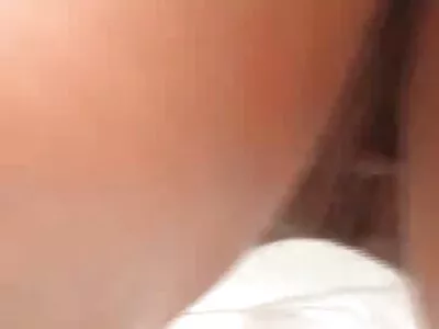 Un gros mec baise sa femme le film porno marocain et sa soeur au lit.