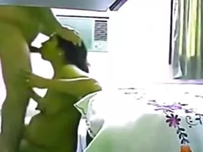 Belle grosse film porno arabe xxx fille vêtue lèche une petite bite