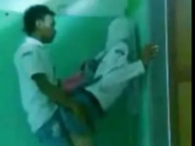Après la piscine, un adolescent prend un cancer sex arab caché de la bite