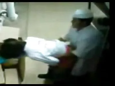 Un film porno gratuit arabe mec rasé avec de hauts baisers baise une fille en jupe