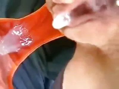 Une fille d'initiative veut s'asseoir sur une film de cu arabe bite