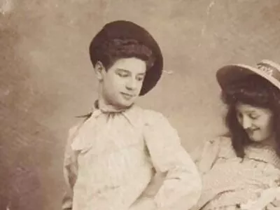 De belles filles se baisent avec aflam siks arab des baisers.