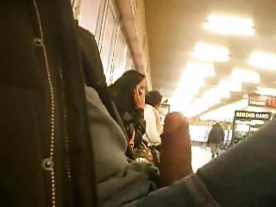 Une fille film sex arabe complet dans un chapeau serré embrasse un homme noir