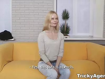 Une blonde film porno arabe hijab en colère essaie un jean noir membre