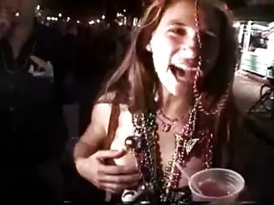 Fille suce la bite dans l'espoir emirat porno d'obtenir du sperme