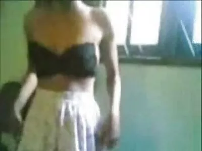 Salope expérimentée soutient son amie en suçant xxx mature arab une bite