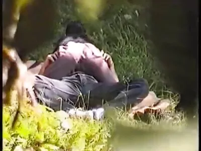 Fille enlève complètement ses vêtements et fait des film xx arab choses coquines