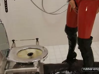 Blonde sensuelle film porno arabi satisfait sa chatte avec un aspirateur