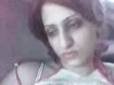 Doigts de salope chaude avec diligence sur un collègue porno arab mom de bureau