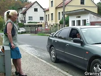 Une femme expérimentée chevauche la bite d'un homme film pornou arab chauve