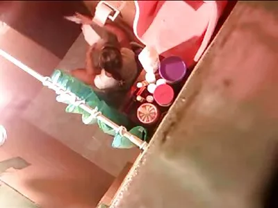 Une fille aux film de sex arabe gratuit cheveux blancs est assise sur une gentille bite brune