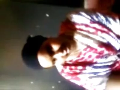 Les soeurs se mettent à genoux et caressent porno arabe xxxl la bite du mec