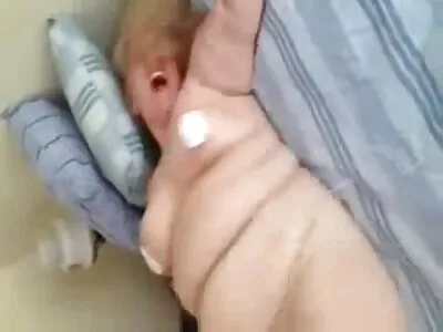 Perceuse de gros calibre embrassant une sex arab aflam fille dans la bouche sur le lit