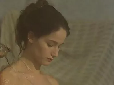 Trouble en robe rose filmsexarab avec deux mains caressant la bite