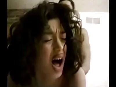 Femme au foyer fatiguée embrassant le chat et film borno arabe le cul