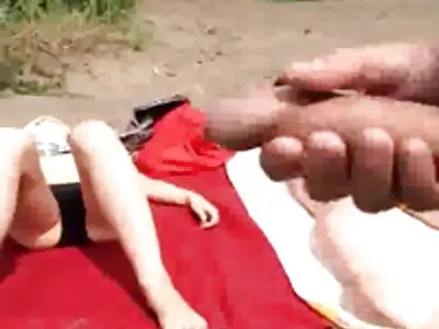 Jeune femme baisée filme xx arabe avec succès dans le cul sur la table