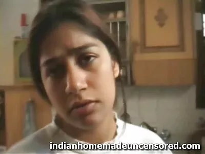 Des mecs avec des bites en érection sex hijab gratuit embrassent des filles dans le garage