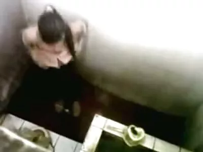 Sur un pénis fort, porno vierge arabe le garçon tire une jeune fille
