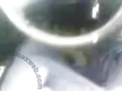 mamie film six arabi excitée et doigte son vibromasseur de chatte