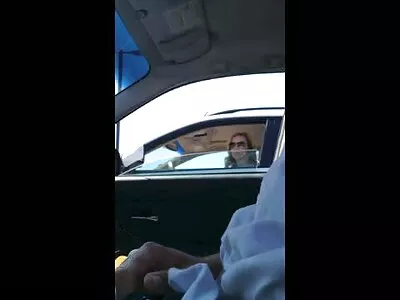 Un baiser barbu en jupe baise porno arabe marocain sa copine sur la terrasse