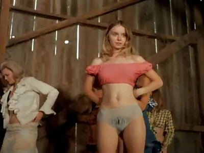 Vanka baise Karina dans le cul en l'étirant à la limite filme porno cu arabe