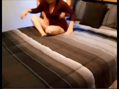 Une porno animal arab étudiante enlève sa culotte et essaie d'embrasser du noir