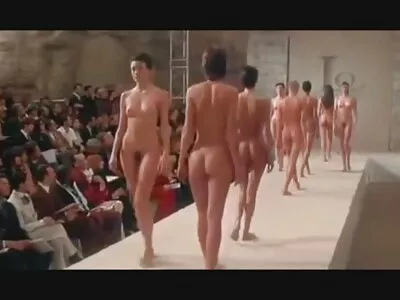Blonde aux lèvres épaisses imitation de phallus baise aflam sexy arabe habilement