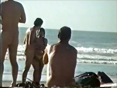 De jolies filles se relaient pour se faire baiser dans la bouche porno sixarab