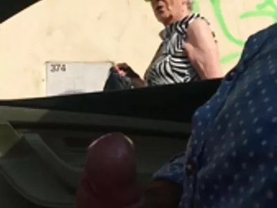 Fille donne à son homme sur le lit sexy film arabe une belle chatte rose