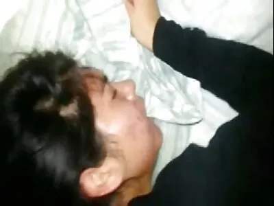 Homme film pourno arabe dans une certaine robe avec une lettre majuscule avec un gros chat