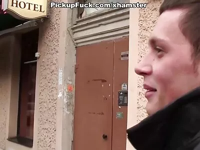Enseignant embrassant un étudiant film sax arab en classe