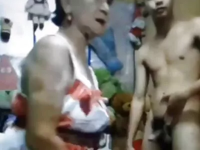 Homme mince de pénis porno arab massage de cheval de FIFA dans le costume mobile