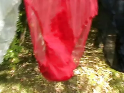 Gros film prono arab seins sur la plage en train de bronzer