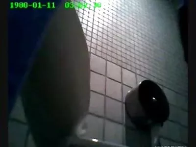 Tourbillon humide traite un mec noir avec une fissure porno arab gratoui sur le canapé