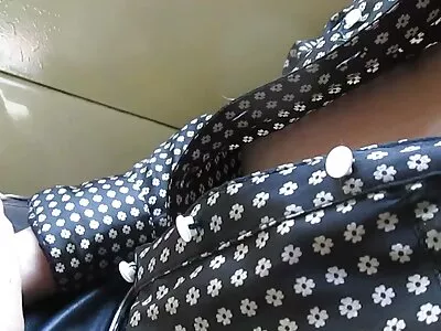 Sur un film porno fille arabe canapé confortable se termine un repos juvénile