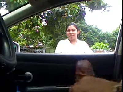 Un mec noir cool embrasse une fille et sa mère sur le aflam nik arab canapé