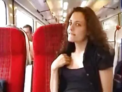 une femme noire touche secrètement la bite de son amant avec un movie porno arab baiser sur la bouche