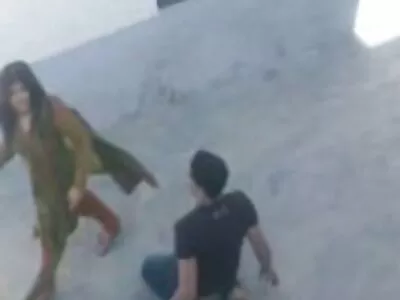 À porno camera cache arab genoux, les quatre yeux picotent