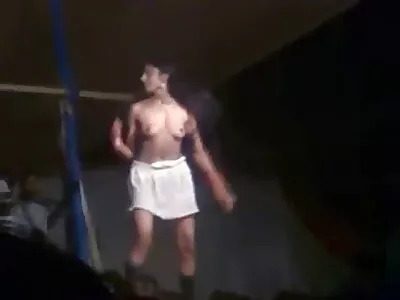 jolie jeune femme suce xxx arab amateur une bite et s'assoit sur un gode