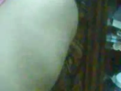 Sur porno gratuit arab un canapé vert, une femme baise d'une seule main.