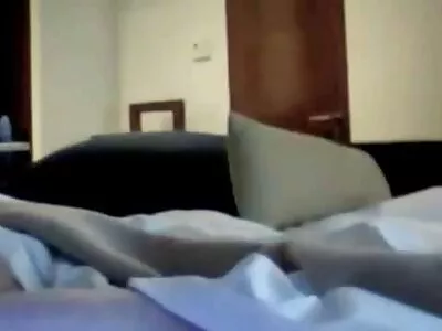 Un homme film x en arabe baise sa femme en sous-vêtements sur le lit.