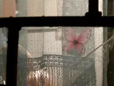 Un mec noir tatoué avec joie baise une fille blanche en train cinema arab sex de s'embrasser