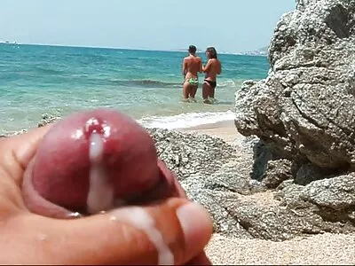 Un mec excité marche sur porno arabe en direct le visage de sa copine